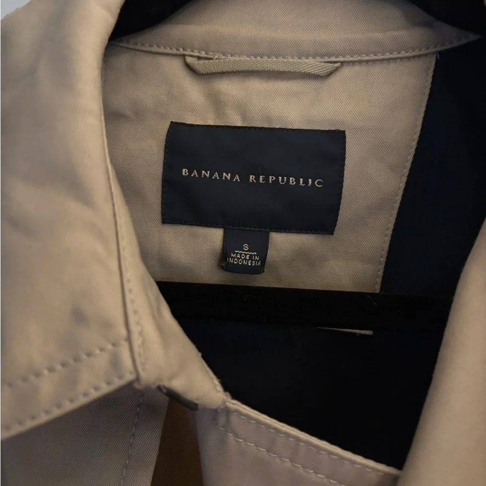 Banana Republic Men's Beige Trench Coat - Picture 3 of 8